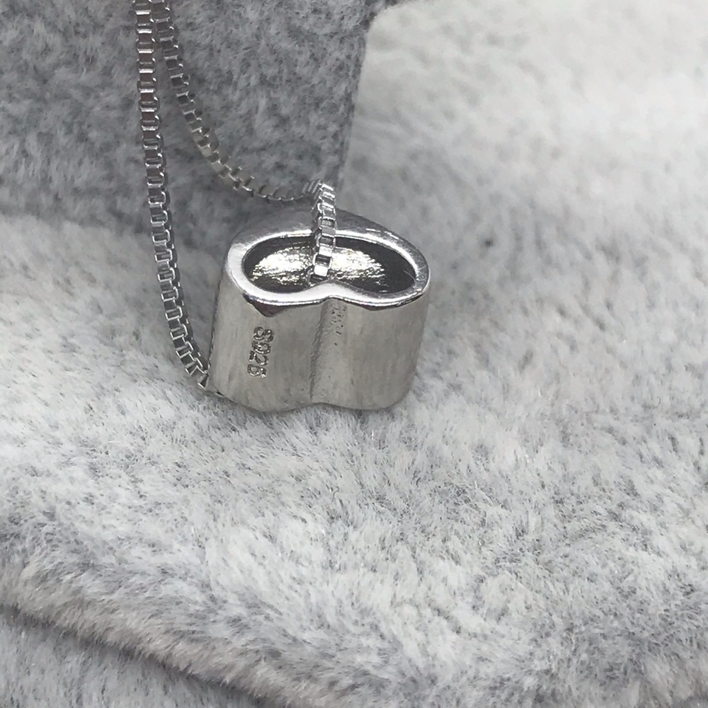 🌟 Silver Heart 💓 Necklace - Picture 5 of 6